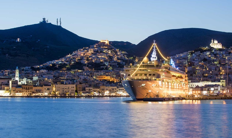 Greece's cruise travel is currently being kept afloat by three or four high-interest Greek destinations but 2018 may see things change if cruise companies push ahead with specialised marketing programmes and alternative activities. © George Giannakis 