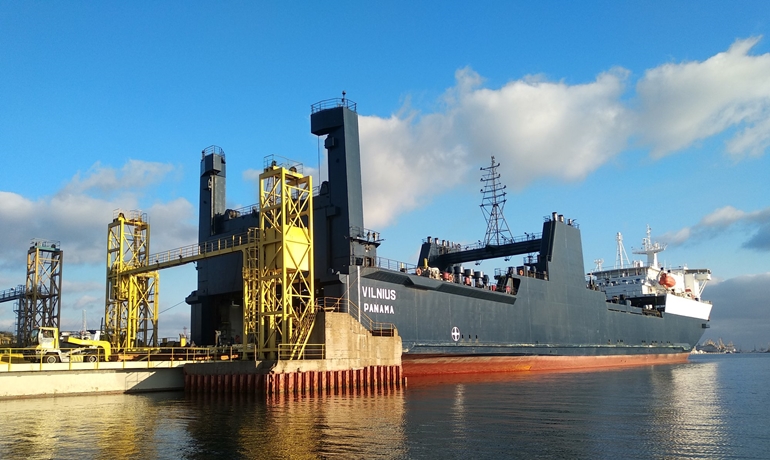 The Ro-Ro cargo ship, Norsky leaves the Port of Tilbury and steams