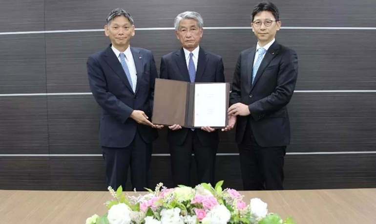 From left: Mr. Eiji Takeichi, President, Toyofuji Shipping Mr. Yasushi Okumura, President, Fukuju Shipping Mr. Shin Ueda, President & CEO, Mitsubishi Shipbuilding From left: Mr. Eiji Takeichi, President, Toyofuji Shipping Mr. Yasushi Okumura, President, Fukuju Shipping Mr. Shin Ueda, President & CEO, Mitsubishi Shipbuilding