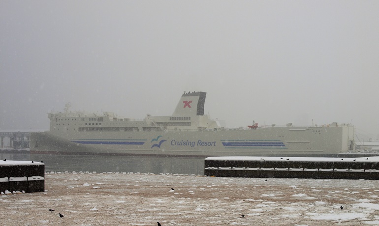 On 2 March, HAMAYU arrived for the first time in a snow-covered Otaru. © Tsuyoshi Ishiyama