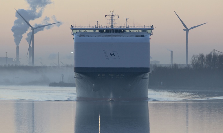 HÖEGH TRAVELLER outwards in the Noordzeekanaal © Søren Lund Hviid HÖEGH TRAVELLER outwards in the Noordzeekanaal © Søren Lund Hviid