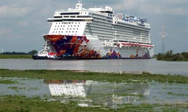 WORLD DREAM sailing down the river Ems on Sunday 17 September © Christian Eckardt WORLD DREAM sailing down the river Ems on Sunday 17 September © Christian Eckardt