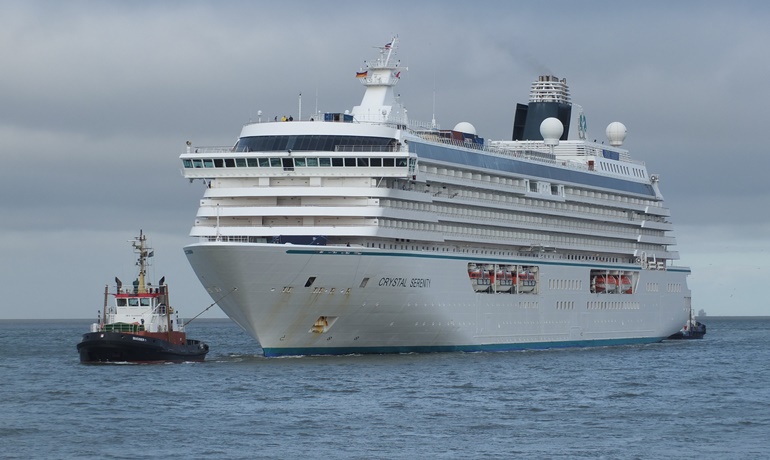 CRYSTAL SERENITY approaching Bremerhaven © Christian Eckardt