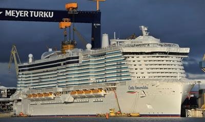 During COSTA SMERALDA's inaugural cruise, passengers will celebrate Christmas © Jukka Huotari