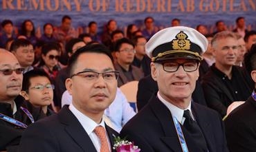 VISBORG's captain and William Zhou Xuhui, GSI's Vice President S&P © Philippe Holthof VISBORG's captain and William Zhou Xuhui, GSI's Vice President S&P © Philippe Holthof