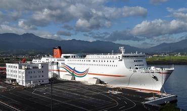 The brand new ORANGE EHIME alongside the new terminal in Toyo © Yoshiho Ikeda