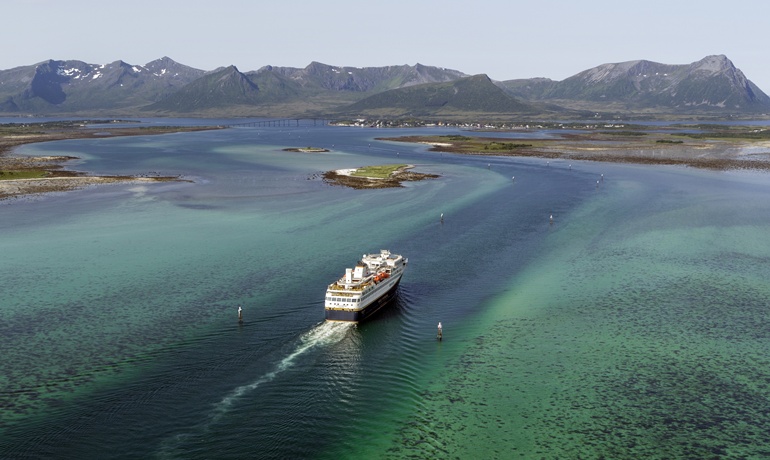 HAVILA CASTOR navigating in Risøyrenna © Marius Beck Dahle