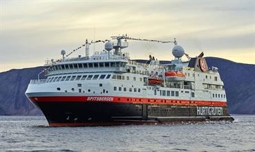 Cold ironing for SPITSBERGEN in the port of Bergen © Hurtigruten