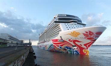 Seen at Bremerhaven where NORWEGIAN JOY was delivered earlier today (April 27) - © Christian Eckardt Seen at Bremerhaven where NORWEGIAN JOY was delivered earlier today (April 27) - © Christian Eckardt