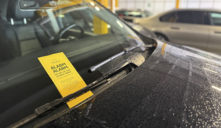 It looks like a parking ticket, but the yellow notice is a friendly reminder. © Molslinjen