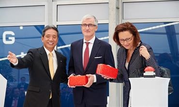 Mr Koichi Chikaraishi (Representative Director, Senior Managing Corportate Officer, CEO Automotive Transportation Headquarters NYK Line), Minister-President of the Government of Flanders Mr Geert Bourgeois and Godmother Mrs Tillekaerts. Mr Koichi Chikaraishi (Representative Director, Senior Managing Corportate Officer, CEO Automotive Transportation Headquarters NYK Line), Minister-President of the Government of Flanders Mr Geert Bourgeois and Godmother Mrs Tillekaerts.