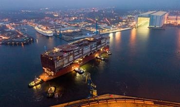 The centre section of GLOBAL DREAM was towed into MV Werften's building hall in Wismar in the late afternoon of 23 November. © MV Werften