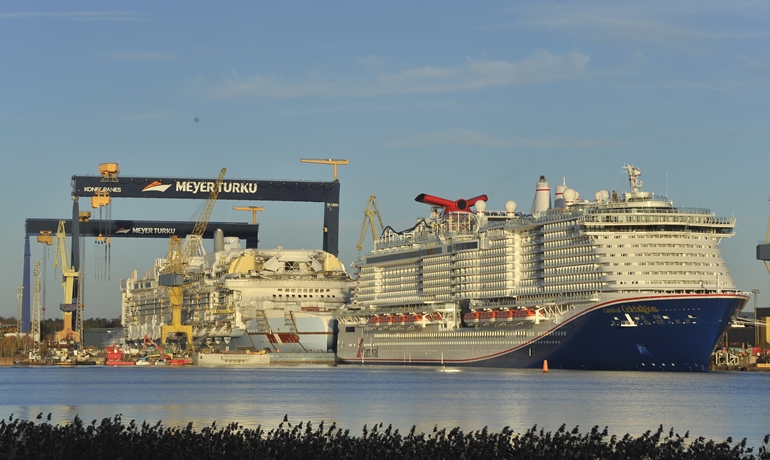 CARNIVAL CELEBRATION and ICON OF THE SEAS behind © Jukka Huotari CARNIVAL CELEBRATION and ICON OF THE SEAS behind © Jukka Huotari