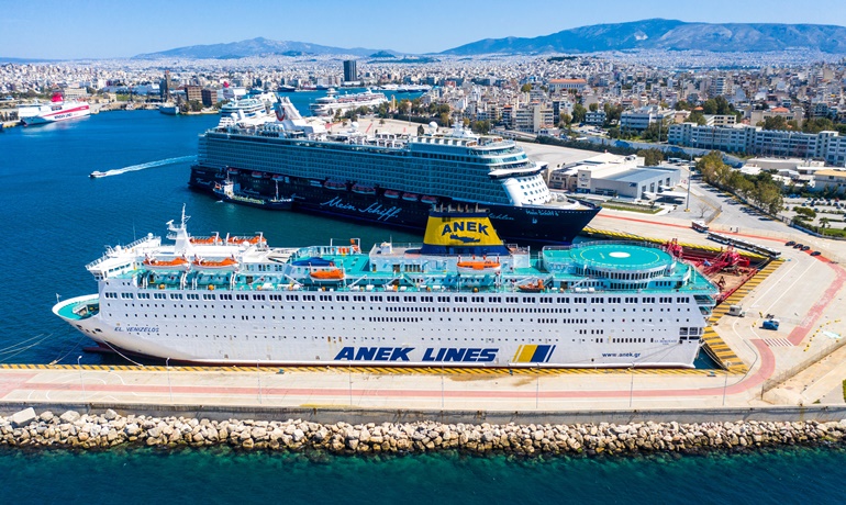 EL. VENIZELOS seen alongside the port of Piraeus' southern breakwater on 9 April 2020. © George Giannakis