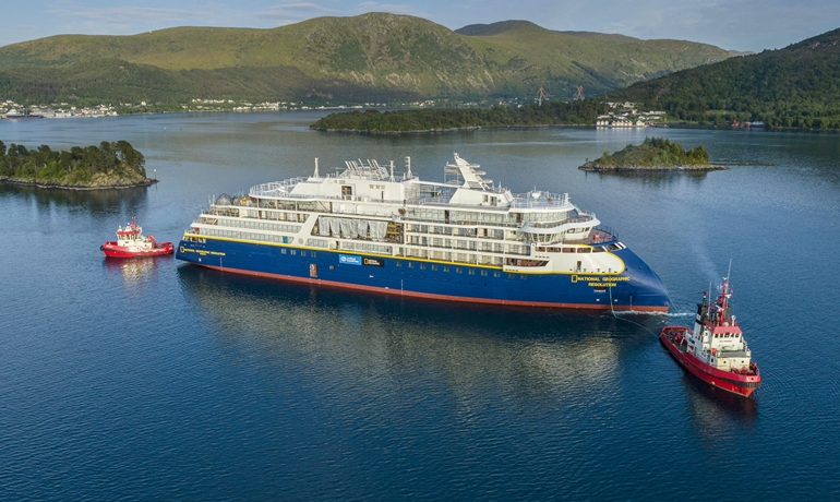 NATIONAL GEOGRAPHIC RESOLUTION floats out © Lindblad Expeditions