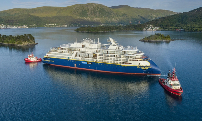 NATIONAL GEOGRAPHIC RESOLUTION floats out © Lindblad Expeditions NATIONAL GEOGRAPHIC RESOLUTION floats out © Lindblad Expeditions