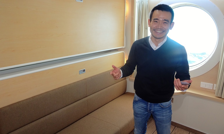 Bruce Xu in the Viking Line mock-up - outside cabin © Philippe Holthof Bruce Xu in the Viking Line mock-up - outside cabin © Philippe Holthof