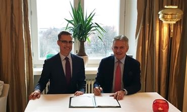 EIB’s Vice President Alexander Stubb and Wärtsilä’s President Jaakko Eskola at the signing of the new RDI loan. © Wärtsilä