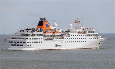 HANSEATIC heading for Blohm+Voss and being dressed overal for her final voyage © Christian Costa