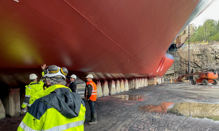 BALTIC QUEEN hull painted with the innovative graphene-based hull paint © Tallink Grupp BALTIC QUEEN hull painted with the innovative graphene-based hull paint © Tallink Grupp
