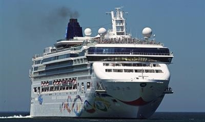 NORWEGIAN STAR berthing in Melbourne on Wednesday © Dale E Crisp