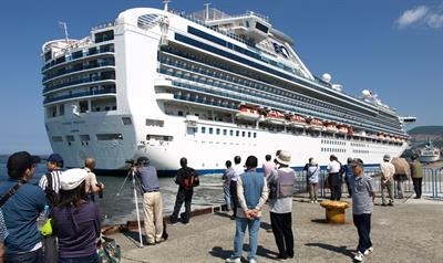 DIAMOND PRINCESS in the port of Otaru, Hokkaido, Japan © Tsuyoshi Ishiyama