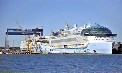 LEGEND OF THE SEAS and HERO OF THE SEAS behind © Jukka Huotari