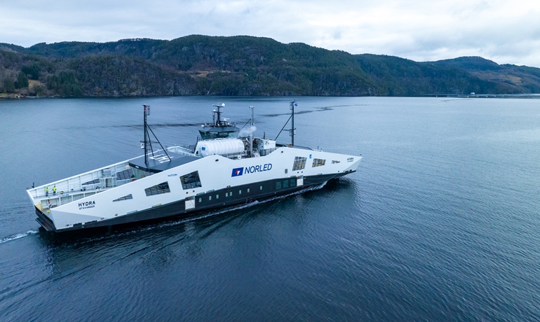 HYDRA with the white hydrogen tank visible. The steam is water steam © Norled HYDRA with the white hydrogen tank visible. The steam is water steam © Norled