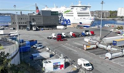 The hydrogen generator (white container with four fans on the roof) supplies STENA SCANDINAVICA with electricity via an underground cable © The Port of Gothenburg.