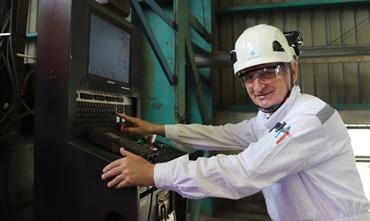 Davor Radic, Finnlines’ representative and site manager, pushing the button for the first steel cutting. © Finnlines Davor Radic, Finnlines’ representative and site manager, pushing the button for the first steel cutting. © Finnlines