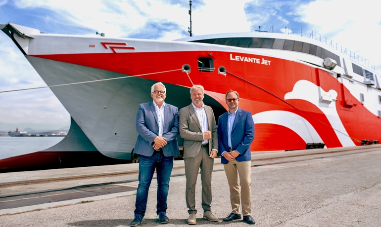 Ronny Moriana (MD FRS Iberia), Götz Becker (CEO FRS) and Tim Gädecken (MD FRS Iberia) in Front of LEVANTE JET © FRS