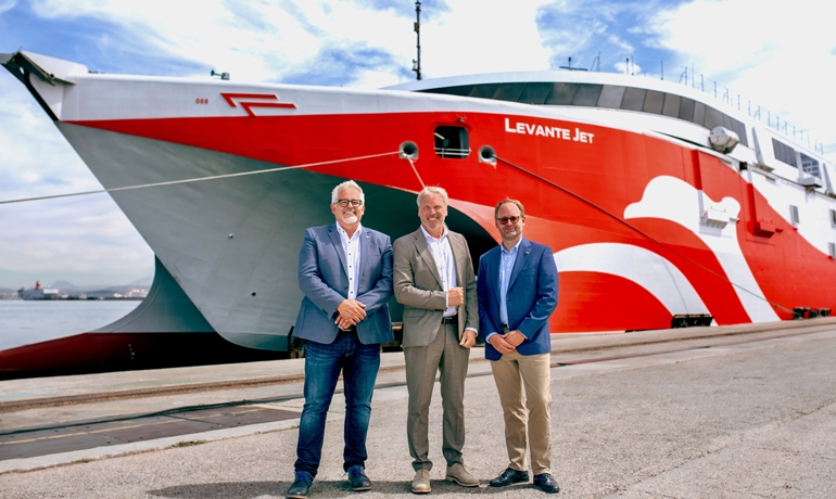 Ronny Moriana (MD FRS Iberia), Götz Becker (CEO FRS) and Tim Gädecken (MD FRS Iberia) in Front of LEVANTE JET © FRS Ronny Moriana (MD FRS Iberia), Götz Becker (CEO FRS) and Tim Gädecken (MD FRS Iberia) in Front of LEVANTE JET © FRS