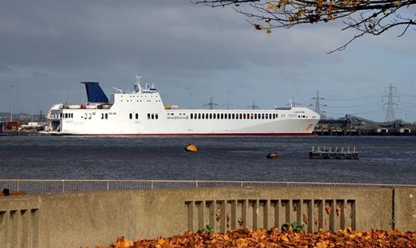 LISMORE is a sister to LONGSTONE © Peter Therkildsen